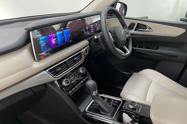 2024 Mahindra XUV700 AX7L
