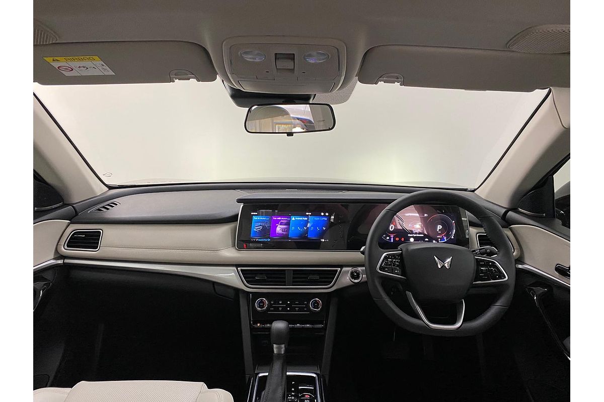 2024 Mahindra XUV700 AX7L