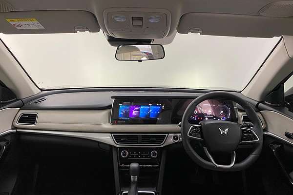 2024 Mahindra XUV700 AX7L