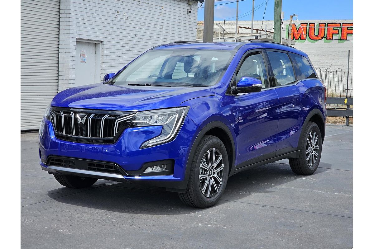 2023 Mahindra XUV700 AX7