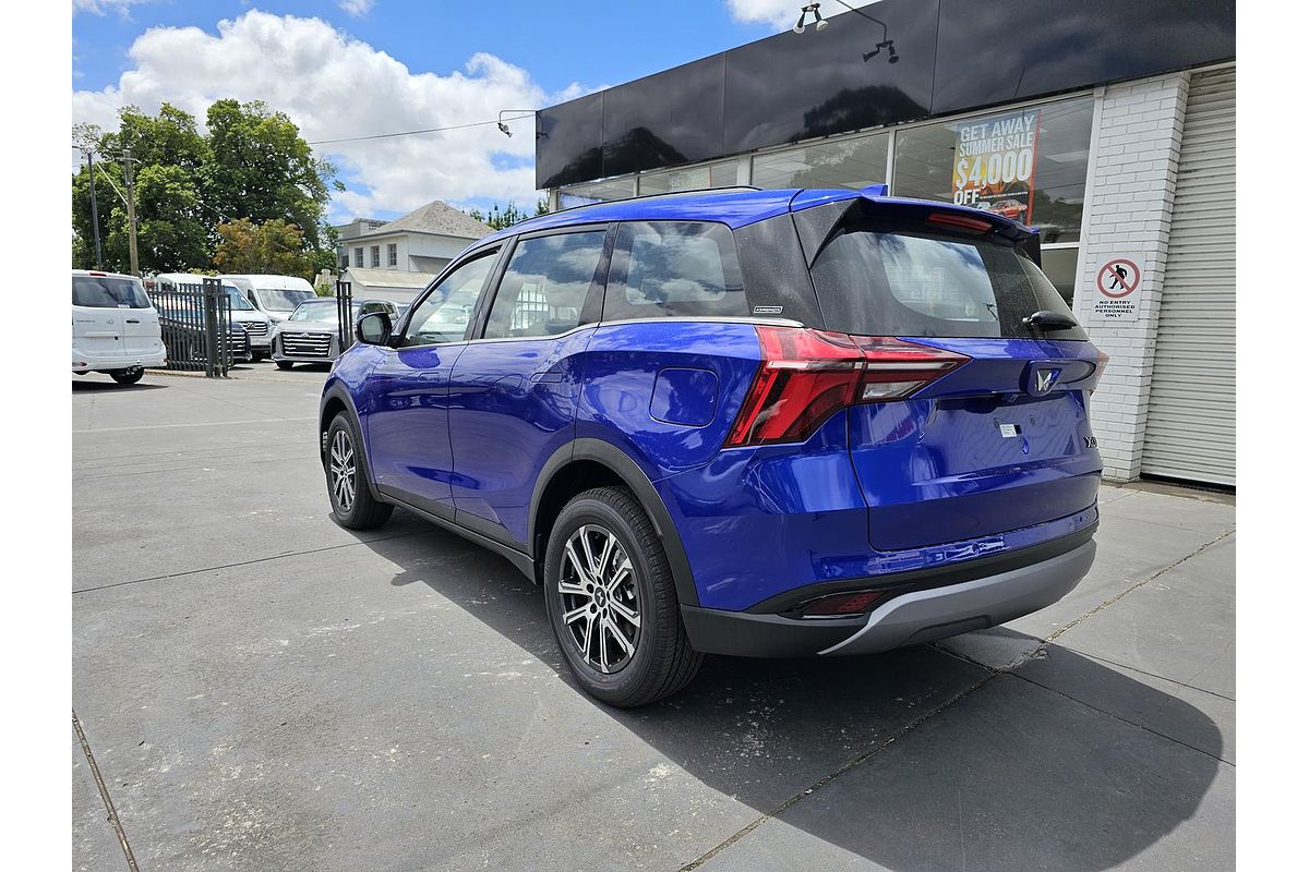 2023 Mahindra XUV700 AX7