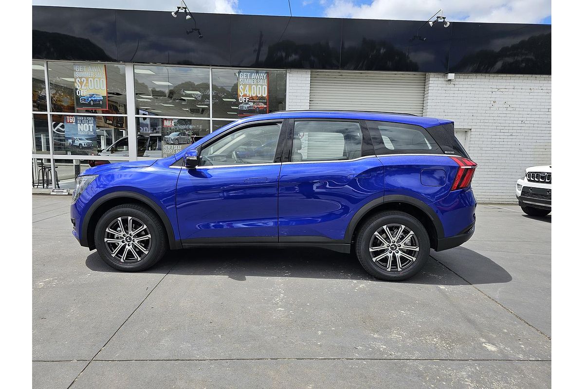 2023 Mahindra XUV700 AX7