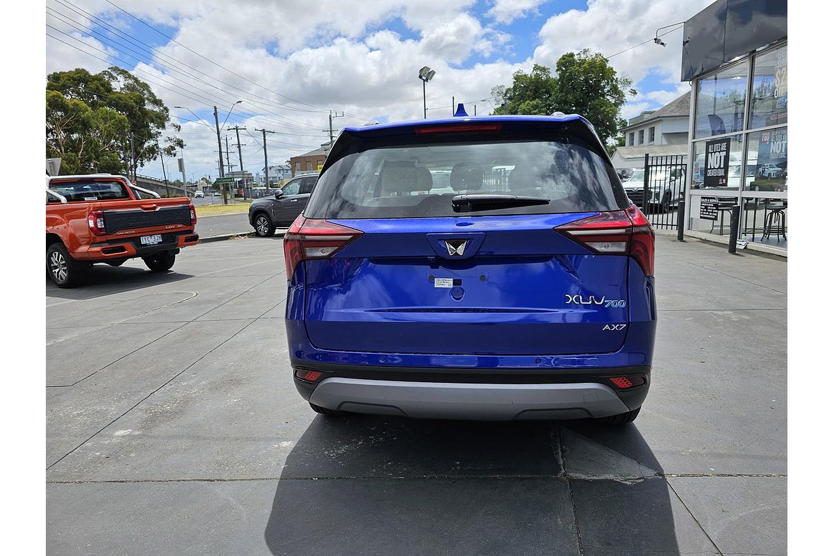 2023 Mahindra XUV700 AX7
