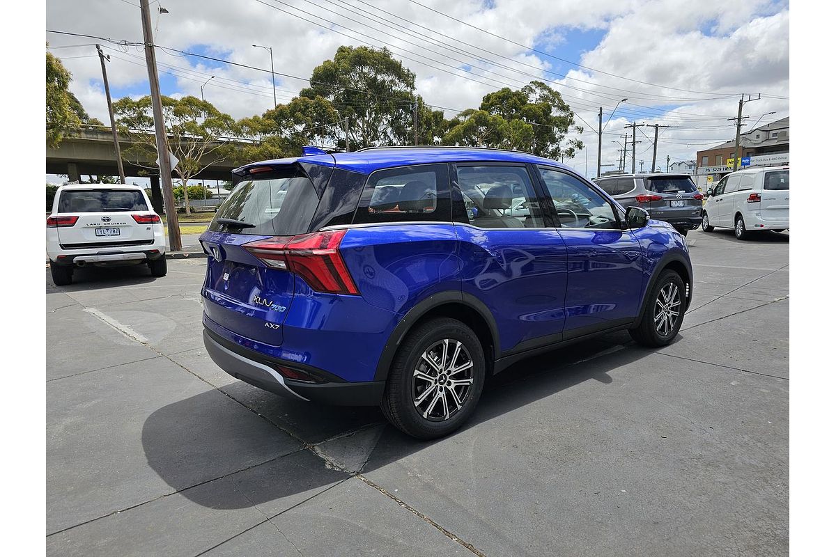 2023 Mahindra XUV700 AX7