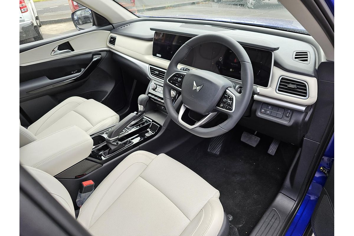 2023 Mahindra XUV700 AX7