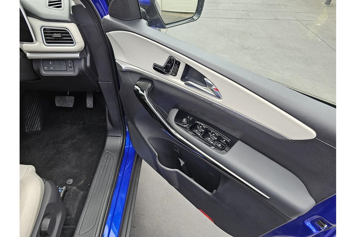 2023 Mahindra XUV700 AX7