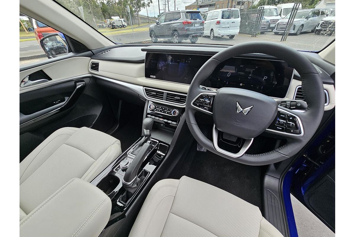 2023 Mahindra XUV700 AX7