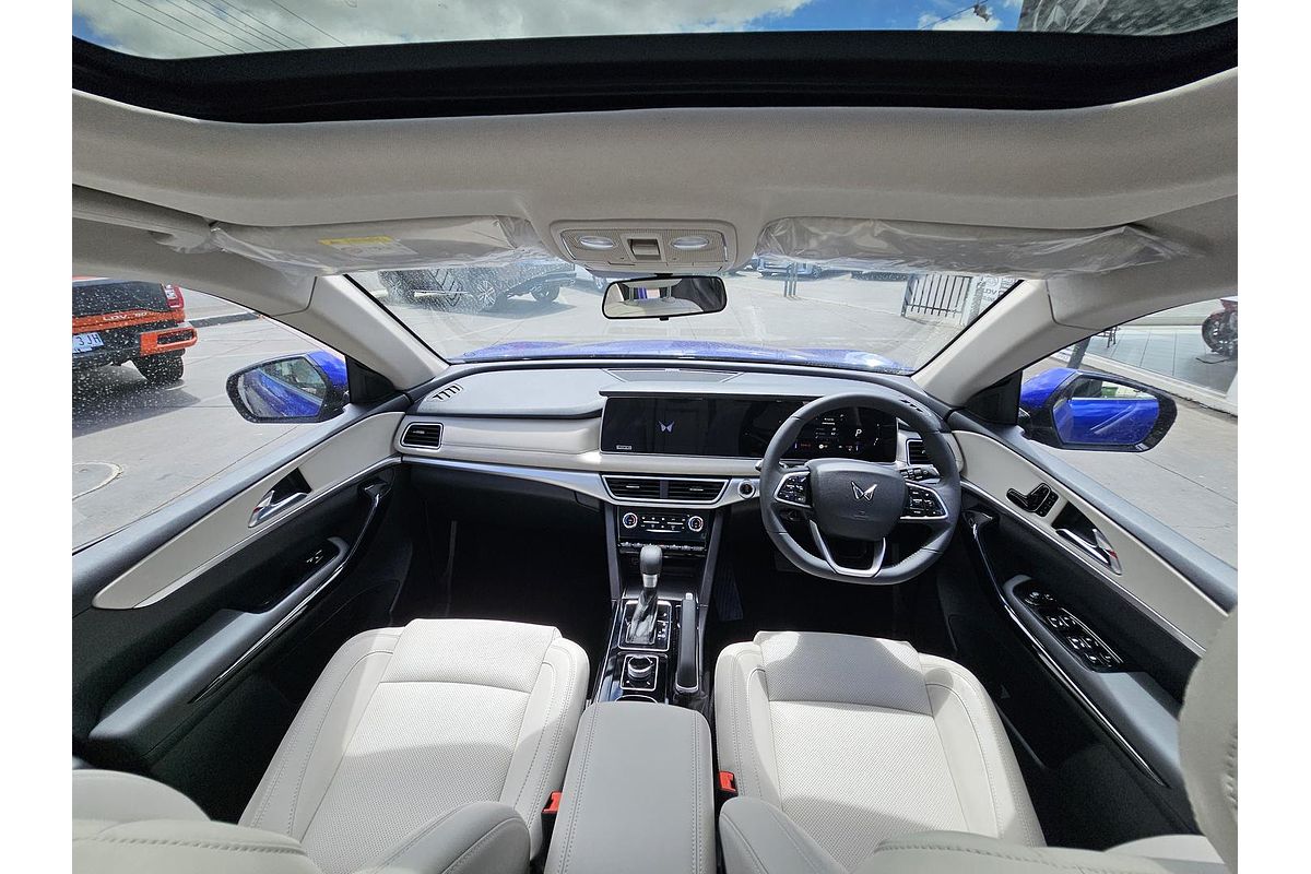 2023 Mahindra XUV700 AX7