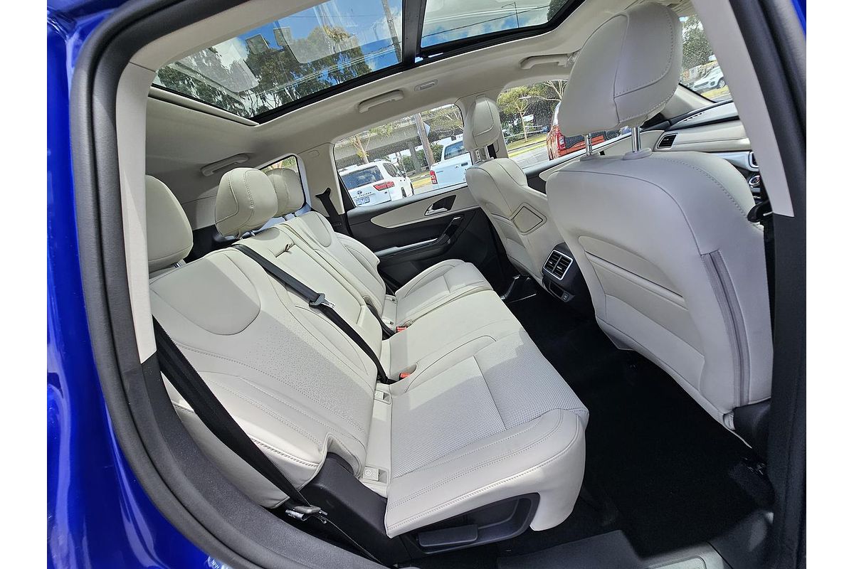 2023 Mahindra XUV700 AX7