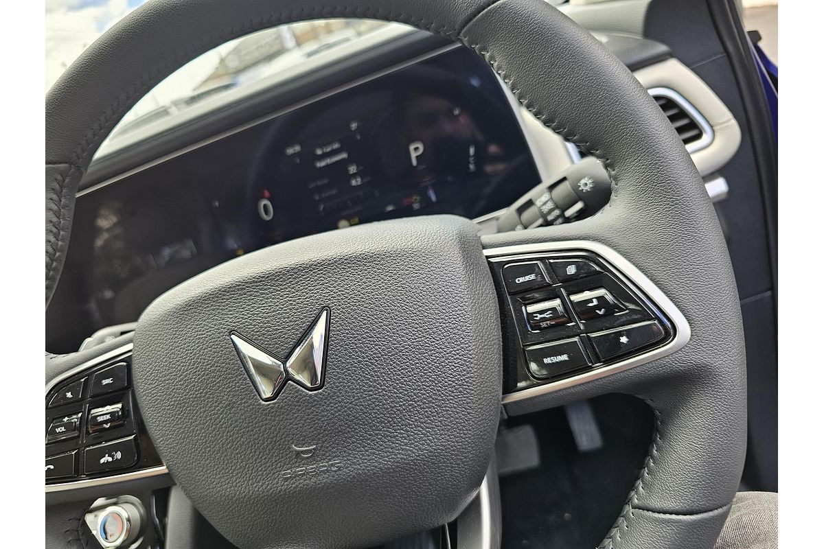 2023 Mahindra XUV700 AX7