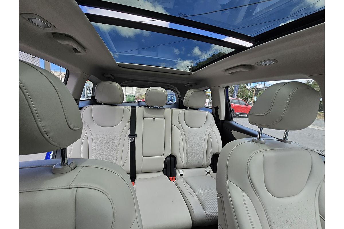 2023 Mahindra XUV700 AX7