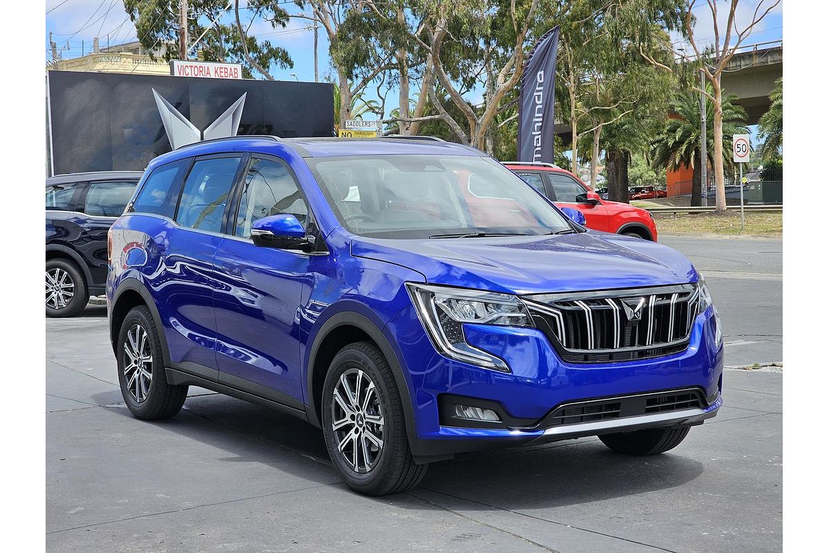 2023 Mahindra XUV700 AX7