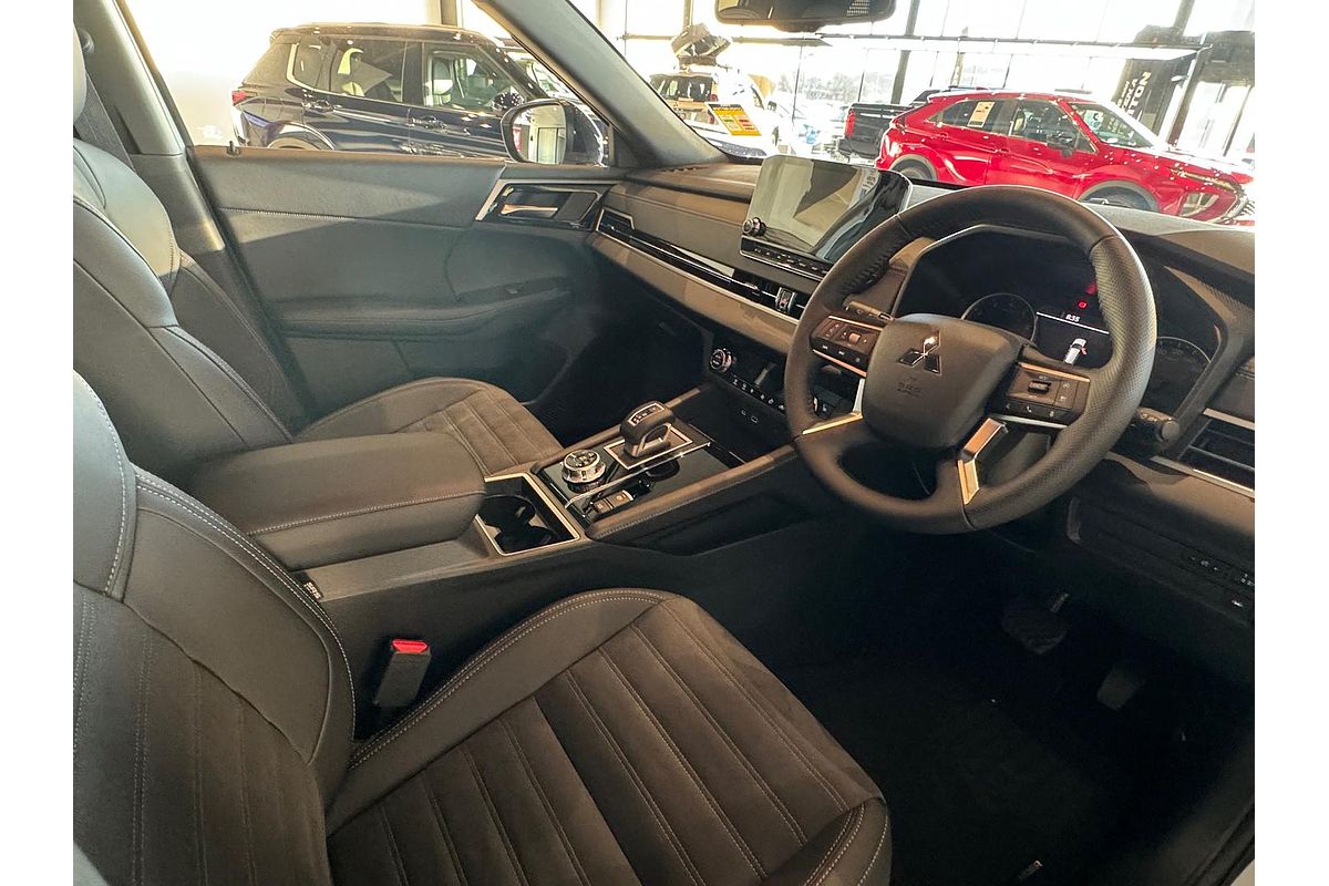 2025 Mitsubishi Outlander Black Edition ZM