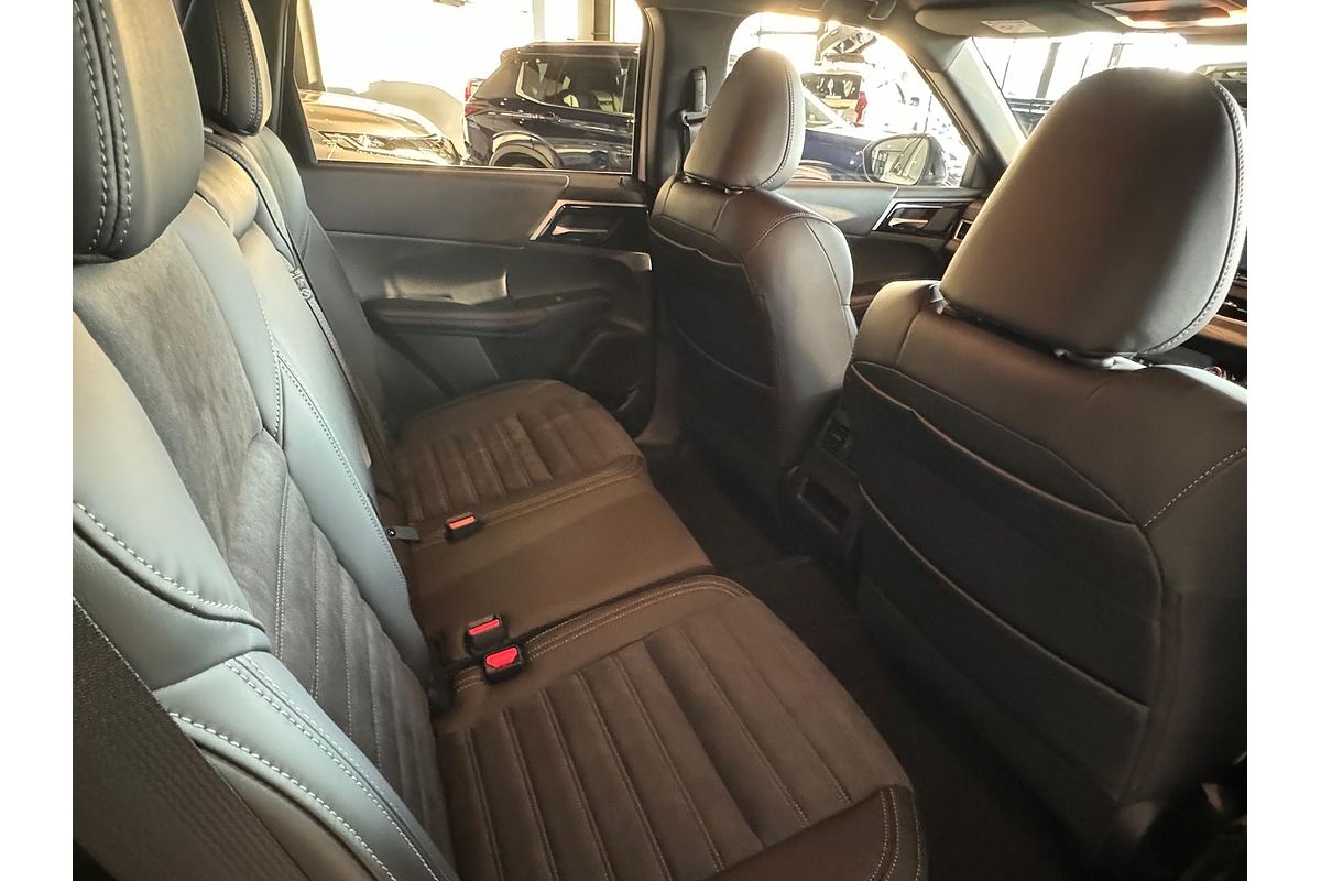 2025 Mitsubishi Outlander Black Edition ZM