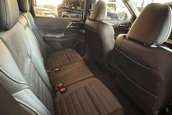 2025 Mitsubishi Outlander Black Edition ZM