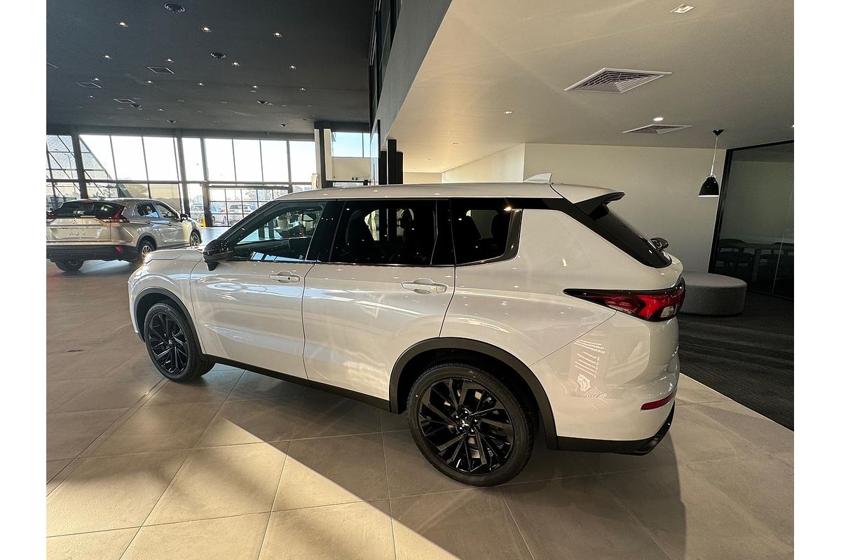 2025 Mitsubishi Outlander Black Edition ZM