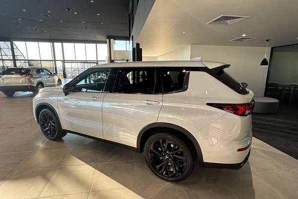 2025 Mitsubishi Outlander Black Edition ZM