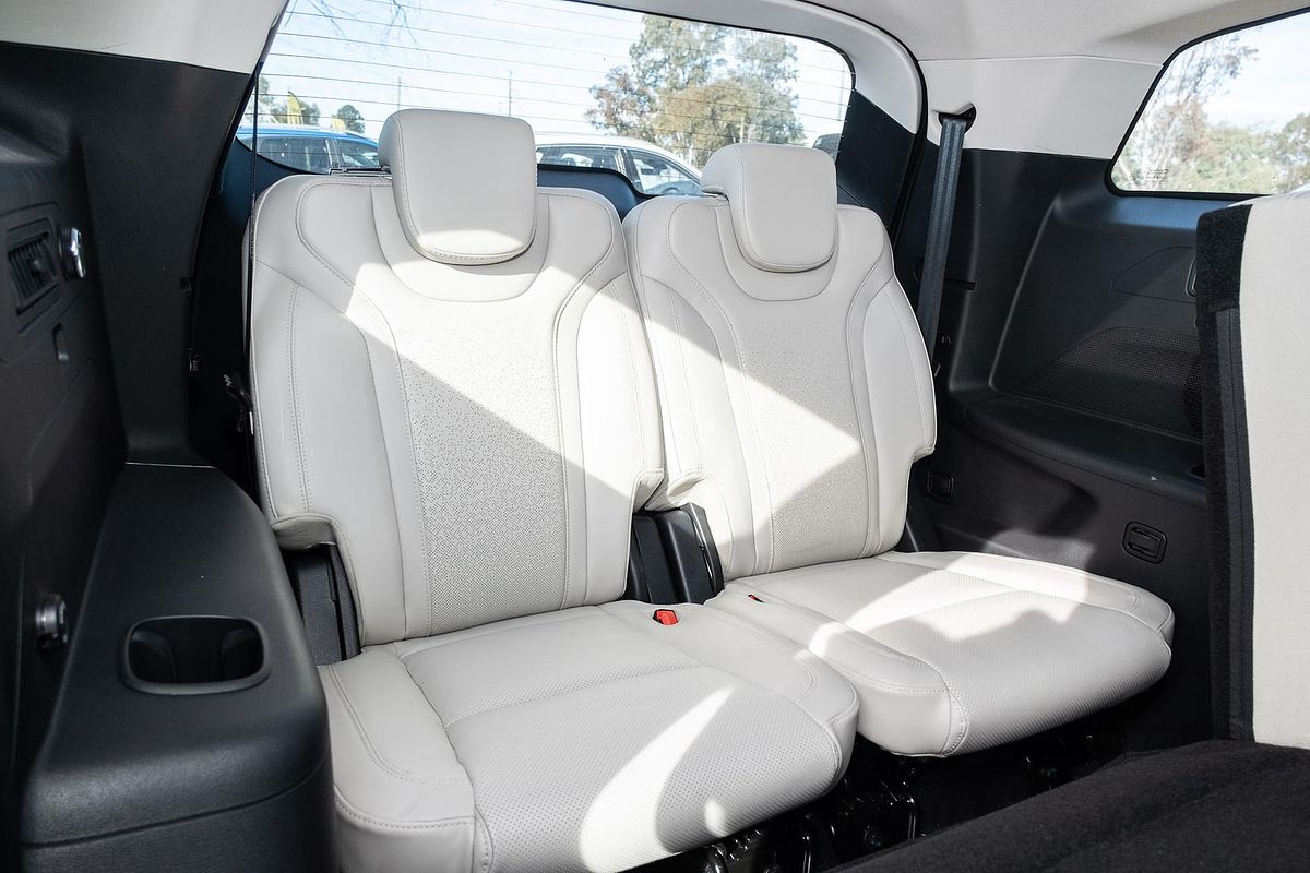 2024 Mahindra XUV700 AX7L