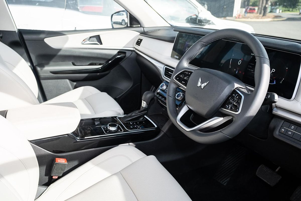 2024 Mahindra XUV700 AX7L