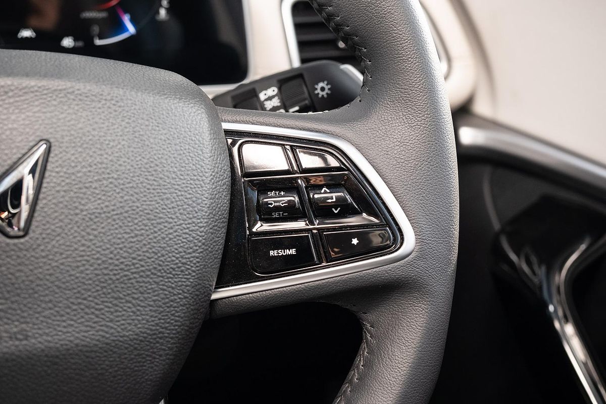 2024 Mahindra XUV700 AX7L
