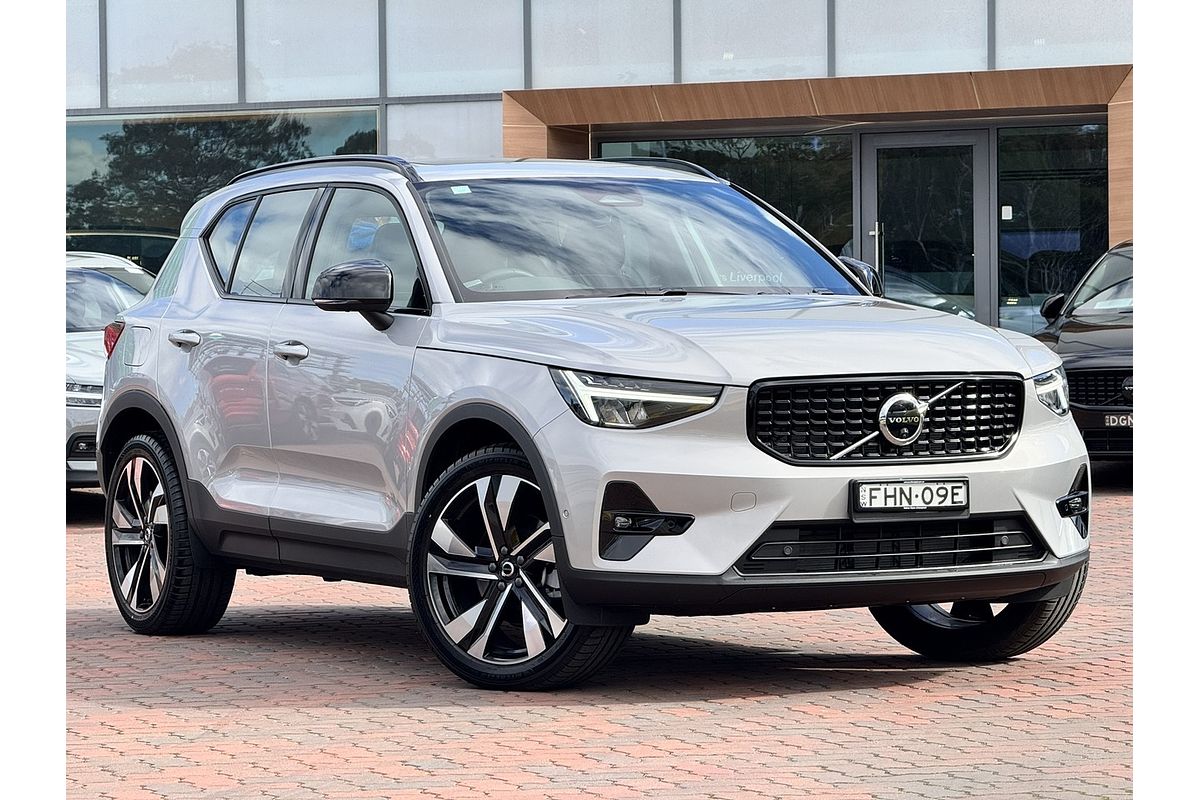 2023 Volvo XC40 Ultimate B4 Dark