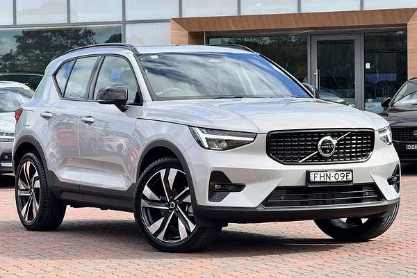 2023 Volvo XC40 Ultimate B4 Dark