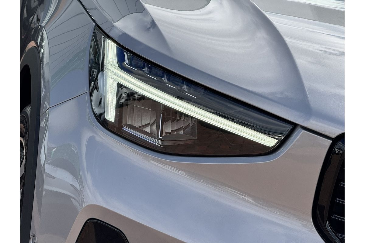 2023 Volvo XC40 Ultimate B4 Dark