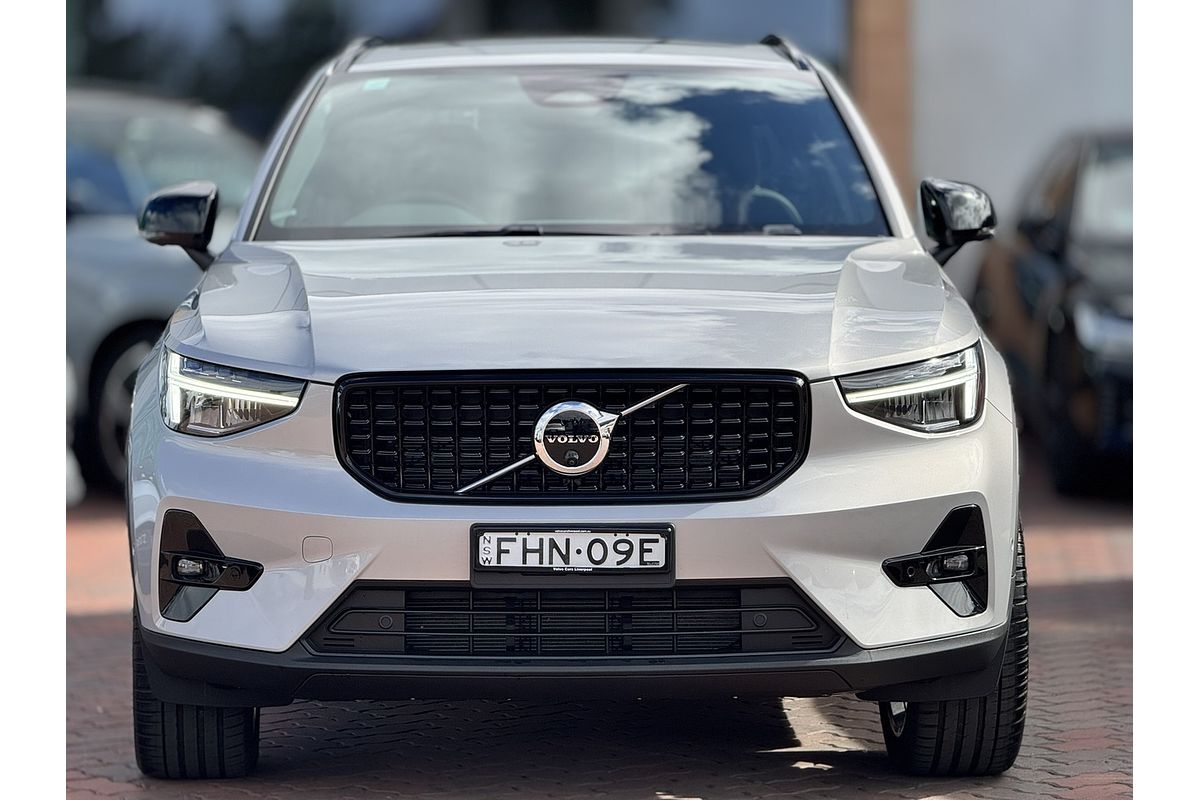 2023 Volvo XC40 Ultimate B4 Dark