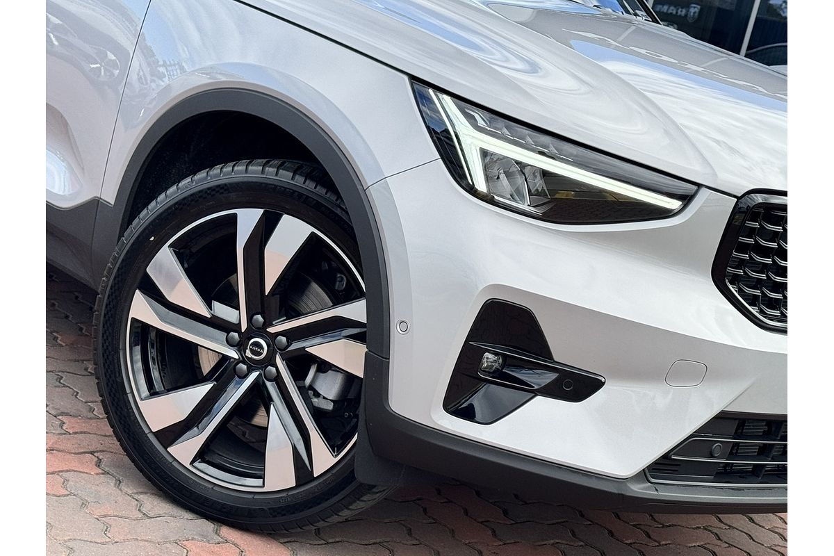 2023 Volvo XC40 Ultimate B4 Dark