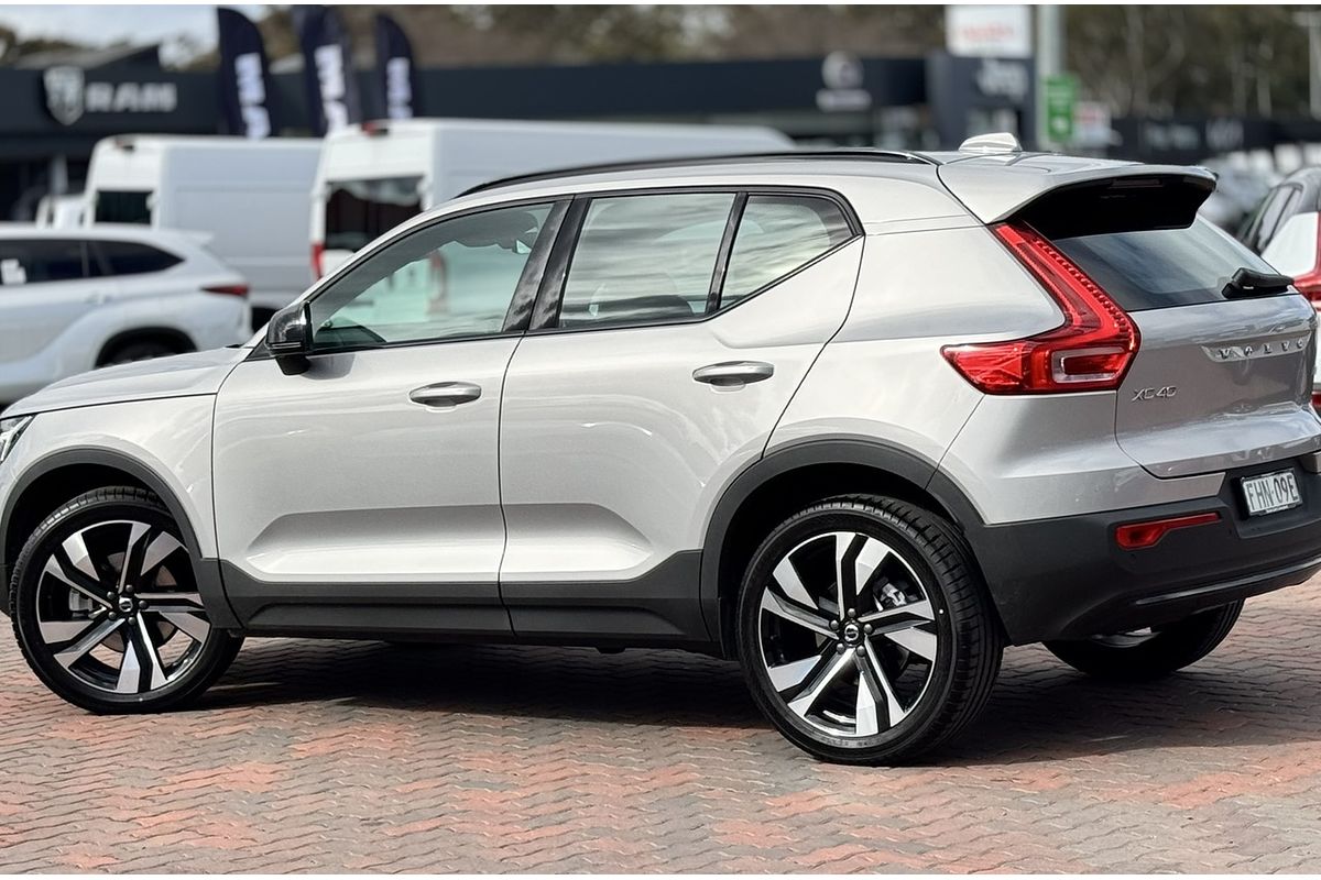 2023 Volvo XC40 Ultimate B4 Dark
