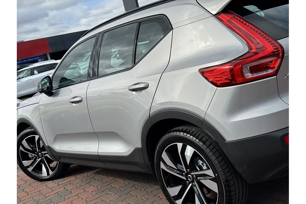 2023 Volvo XC40 Ultimate B4 Dark