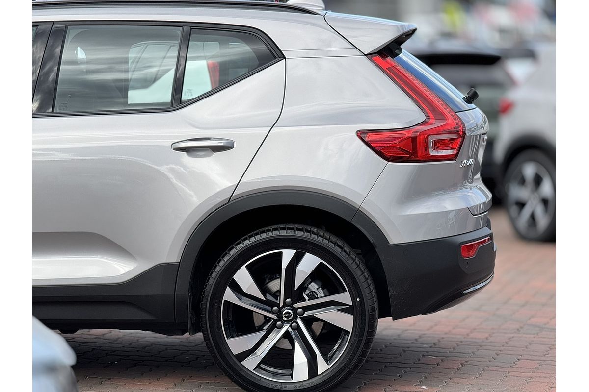 2023 Volvo XC40 Ultimate B4 Dark