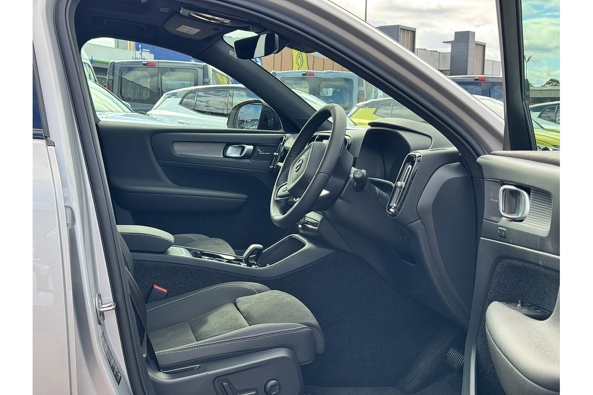 2023 Volvo XC40 Ultimate B4 Dark