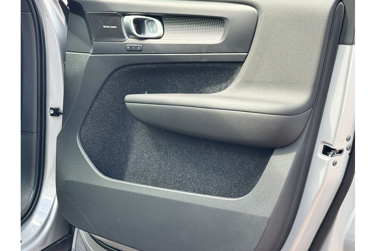 2023 Volvo XC40 Ultimate B4 Dark
