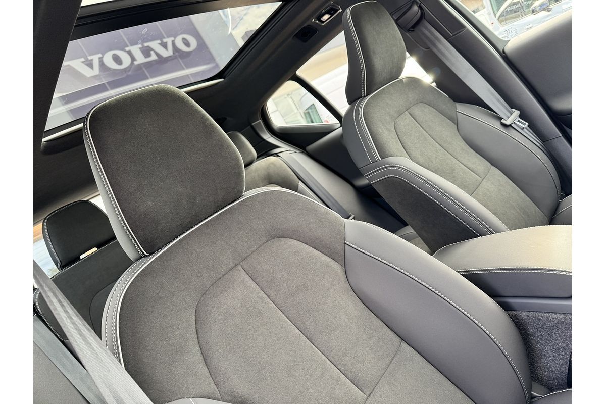 2023 Volvo XC40 Ultimate B4 Dark