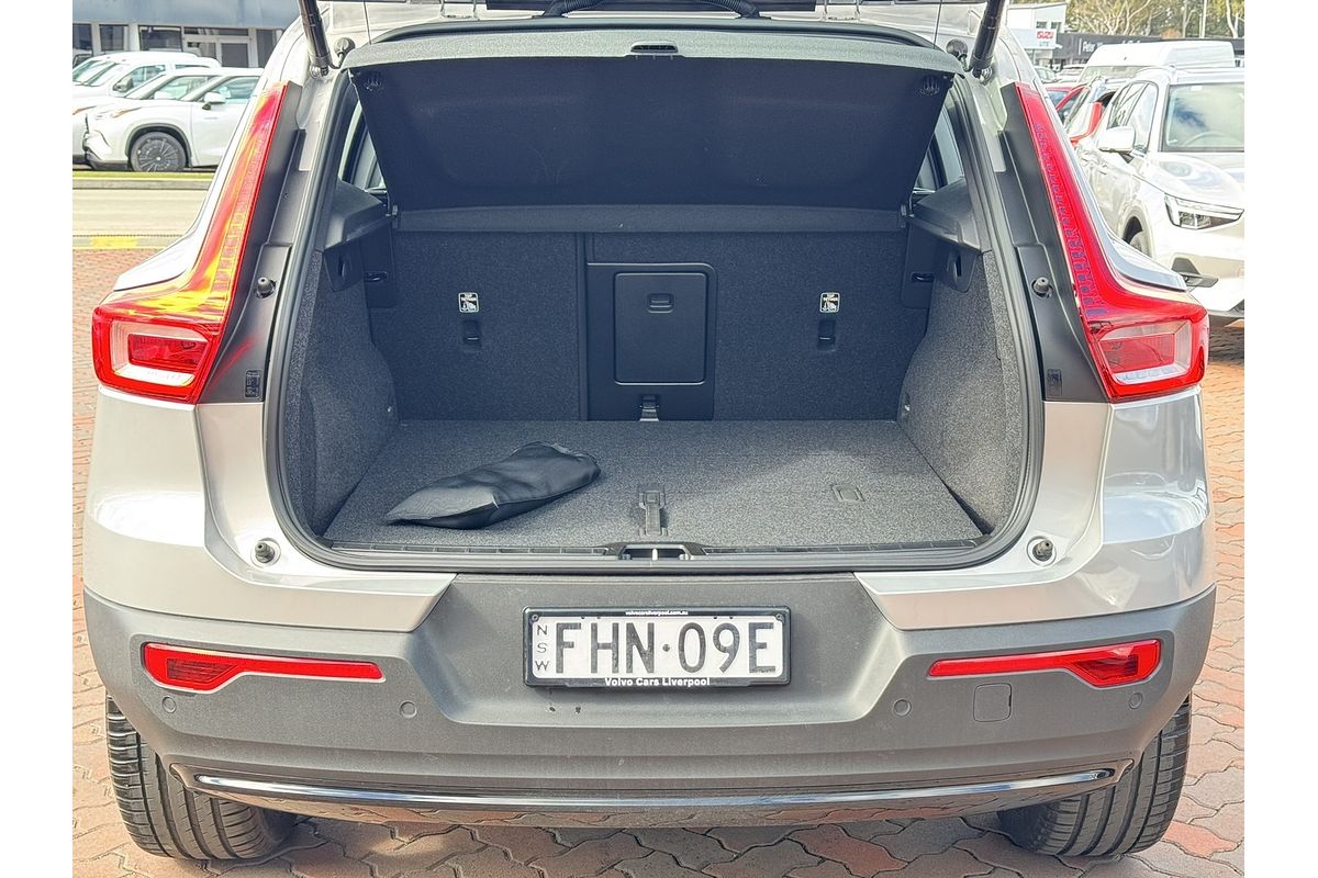 2023 Volvo XC40 Ultimate B4 Dark