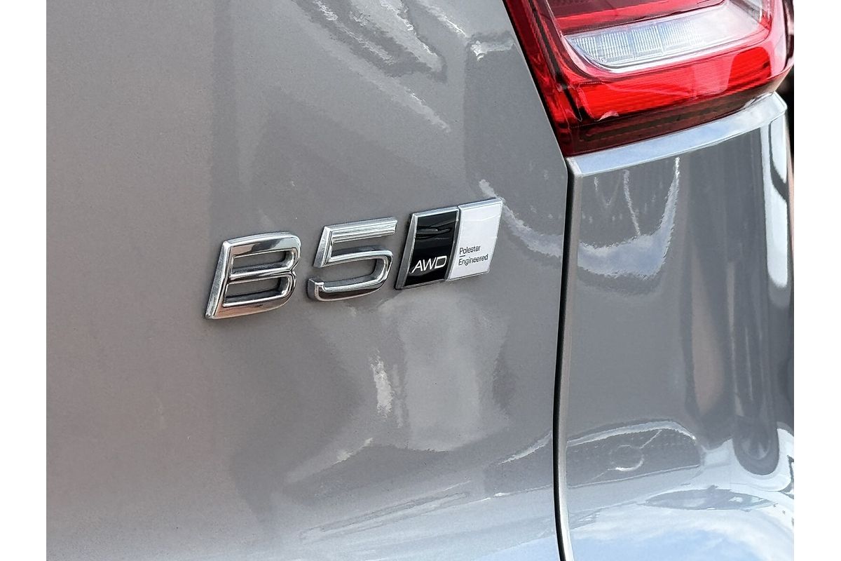 2023 Volvo XC40 Ultimate B4 Dark
