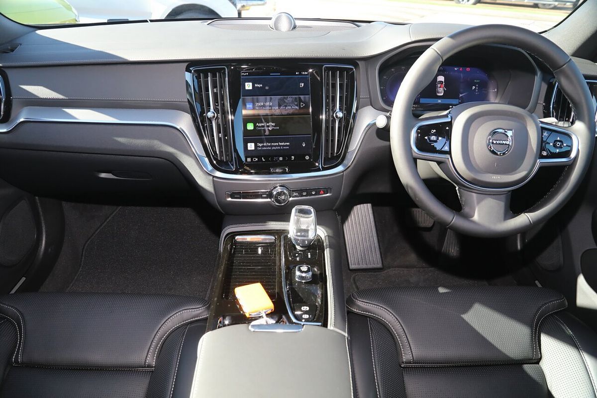 2024 Volvo S60 Recharge T8 Black Edition