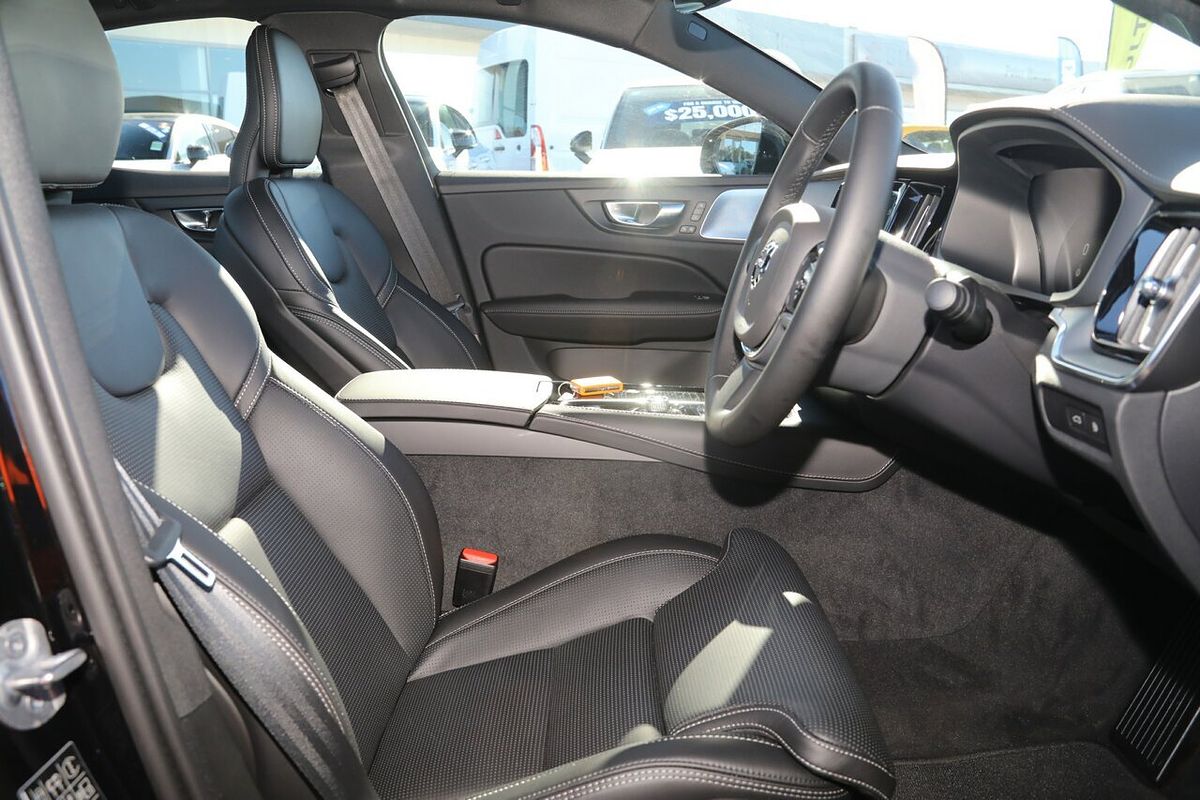 2024 Volvo S60 Recharge T8 Black Edition