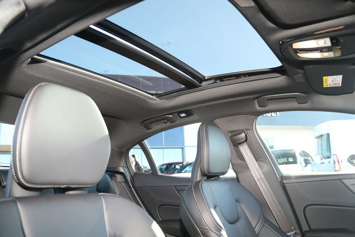 2024 Volvo S60 Recharge T8 Black Edition
