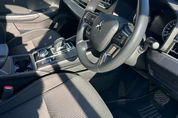 2022 Mitsubishi Outlander ES ZM
