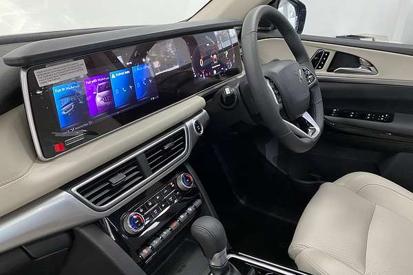 2024 Mahindra XUV700 AX7L