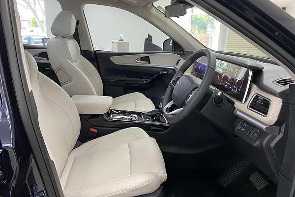 2024 Mahindra XUV700 AX7L