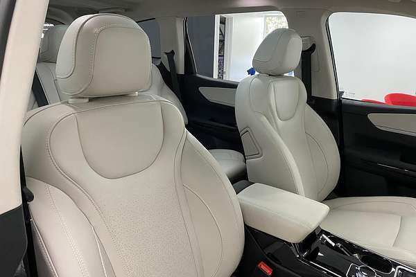 2024 Mahindra XUV700 AX7L