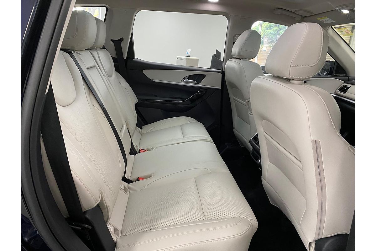 2024 Mahindra XUV700 AX7L