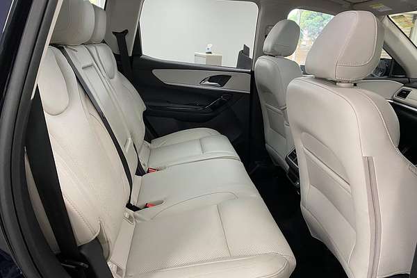 2024 Mahindra XUV700 AX7L