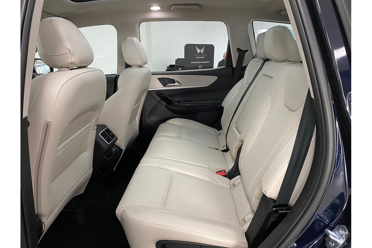 2024 Mahindra XUV700 AX7L