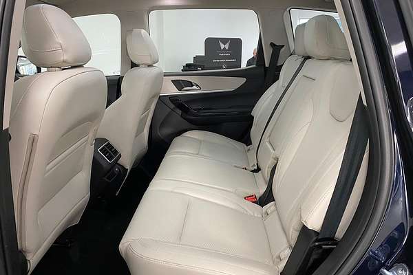 2024 Mahindra XUV700 AX7L
