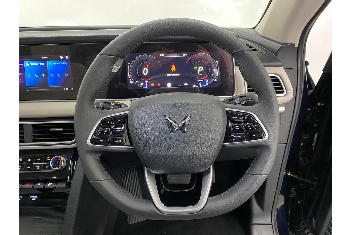 2024 Mahindra XUV700 AX7L