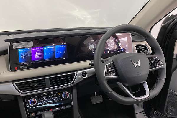 2024 Mahindra XUV700 AX7L